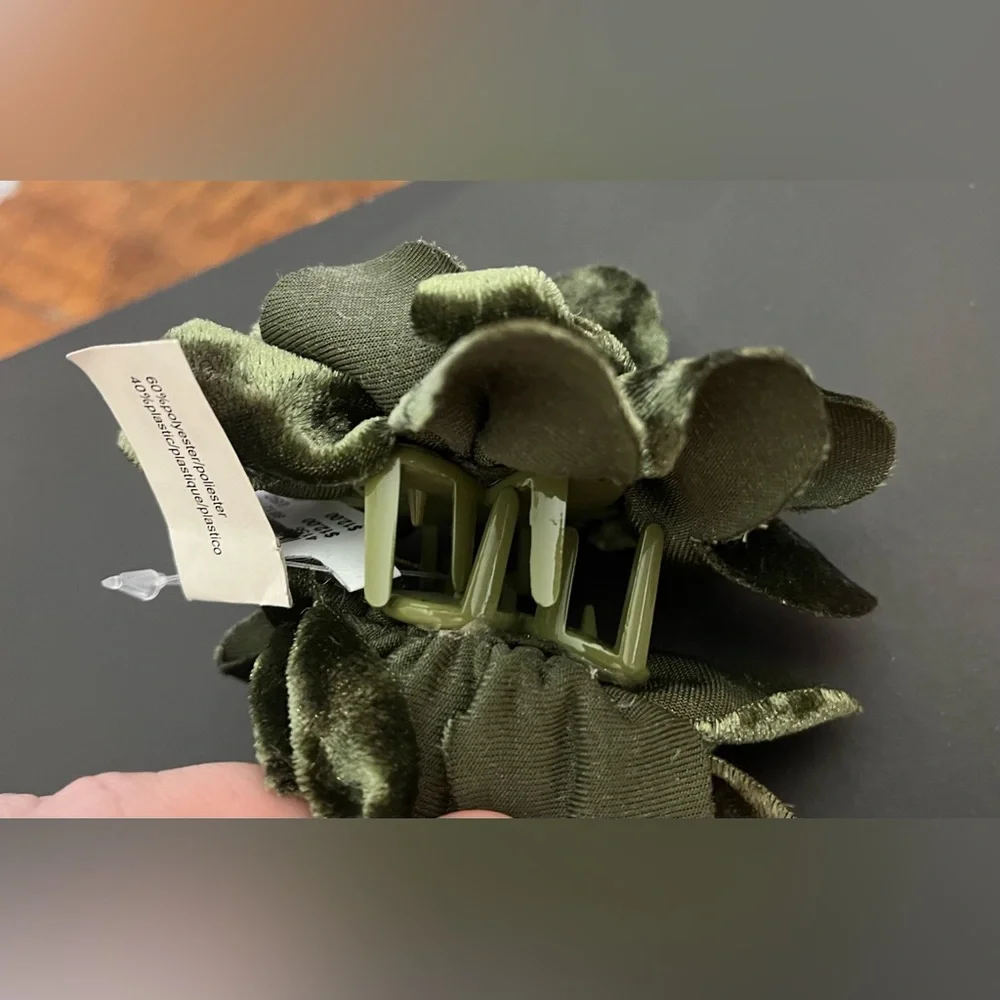 NWT Anthropologie Green Velvet Rosette Hair Claw Clip